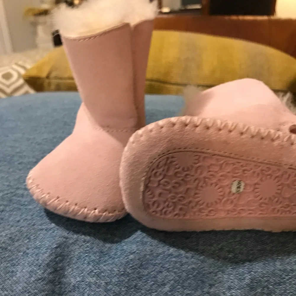 NEW UGG ERIN BABY PINK CRIB BOOTIES SIZE 01 EUC
